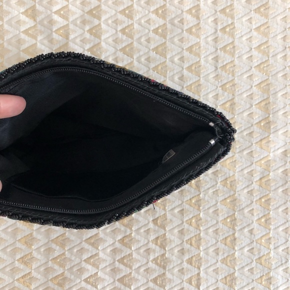 ✨HP✨ Vintage | Beaded Zipper Clutch - Picture 3 of 7